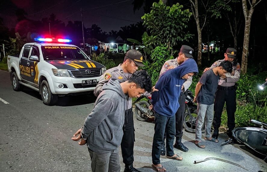 Polsek Beringin Arrests Three Teenagers Armed with Sickle, Alleged Motor Gang Members in Deli Serdang Polsek Beringin Arrests Three Teenagers Armed with Sickle, Alleged Motor Gang Members in Deli Serdang